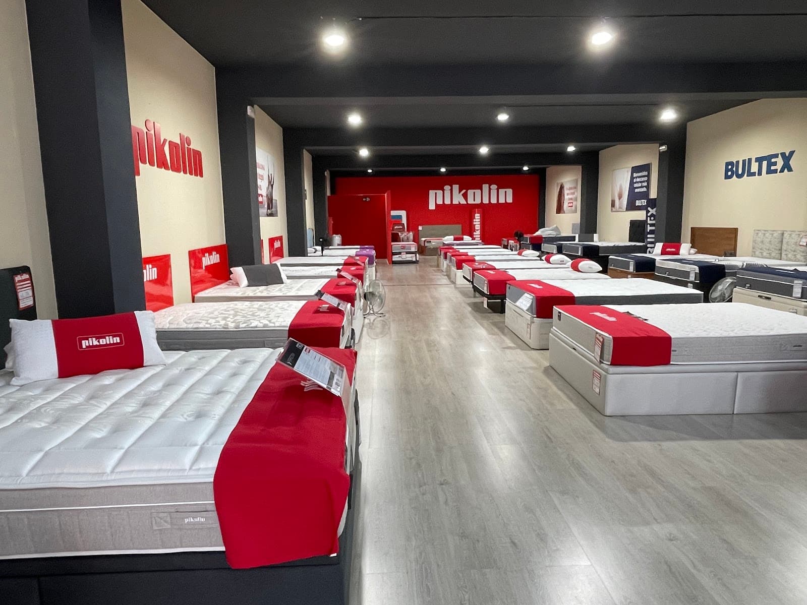 Interior de la tienda ColchonDirect en Girona